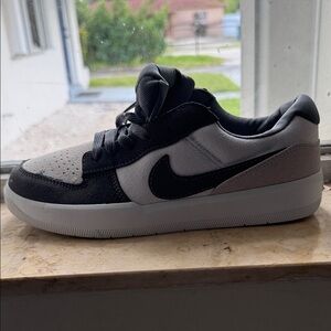 Nike Low-Top Sneaker in Black and Gray